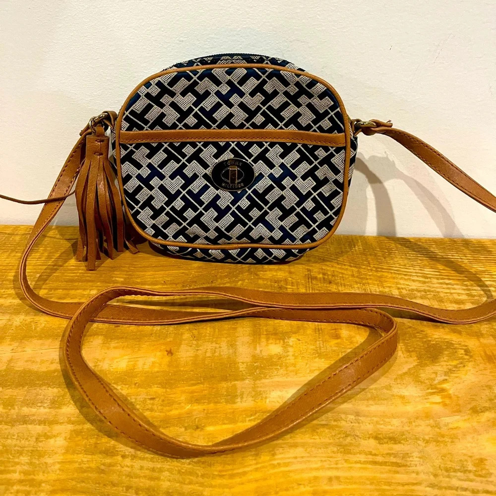 Tommy Hilfiger Womens small crossbody purse bag with leather strap and kiss lock